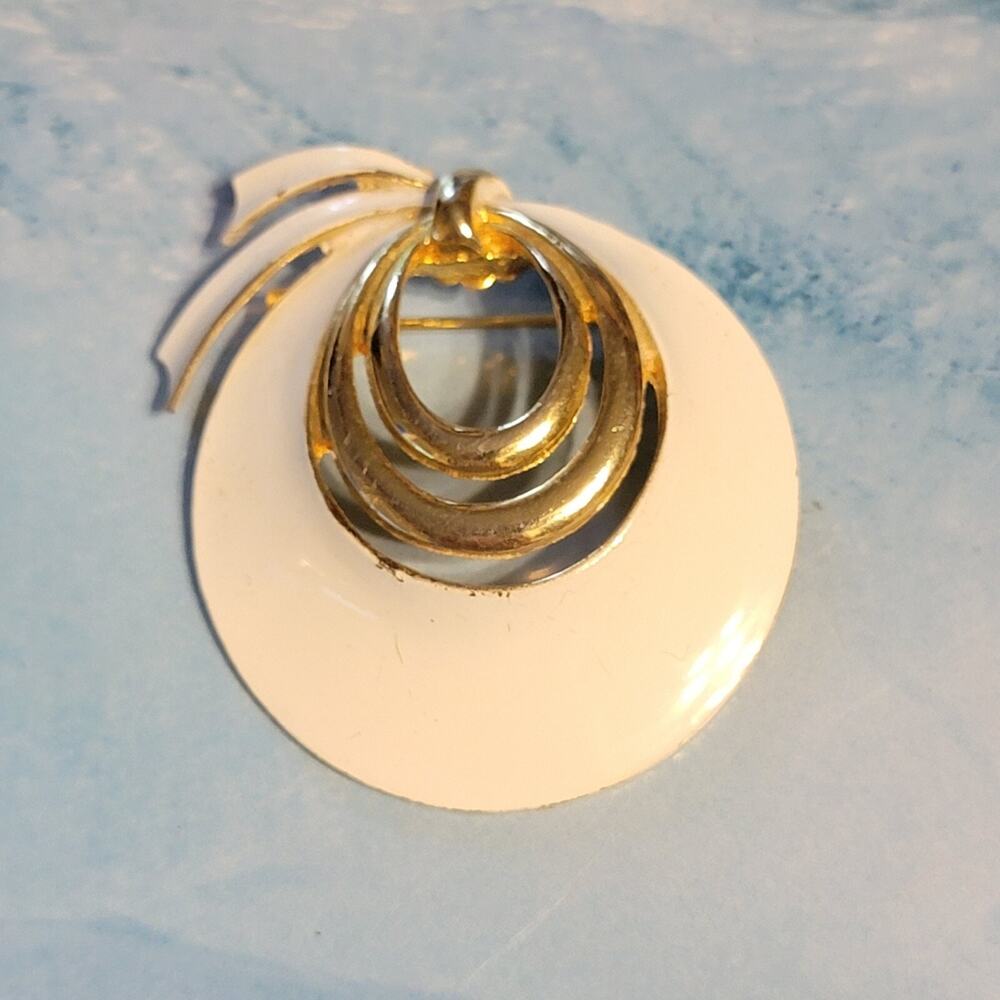 Vintage Modernist White Enamel Wreath Brooch Pin 1.75" Gold-tone Metal go-58 - Picture 4 of 6